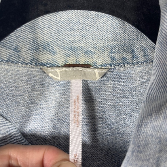 Free People Rumors Light Wash Denim Jacket Cropped Trucker Style Size Medium - Picture 4 of 10